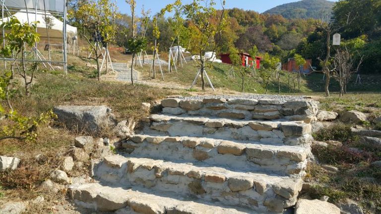 기도처를 만들기 위해서 담임목사님과 집사님들이 수고하십니다.