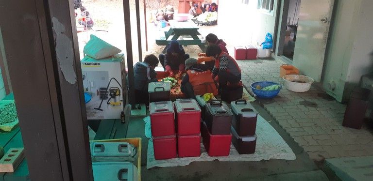 개군농협 자원봉사팀에서 겨울 양식을 준비해 주셨습니다.