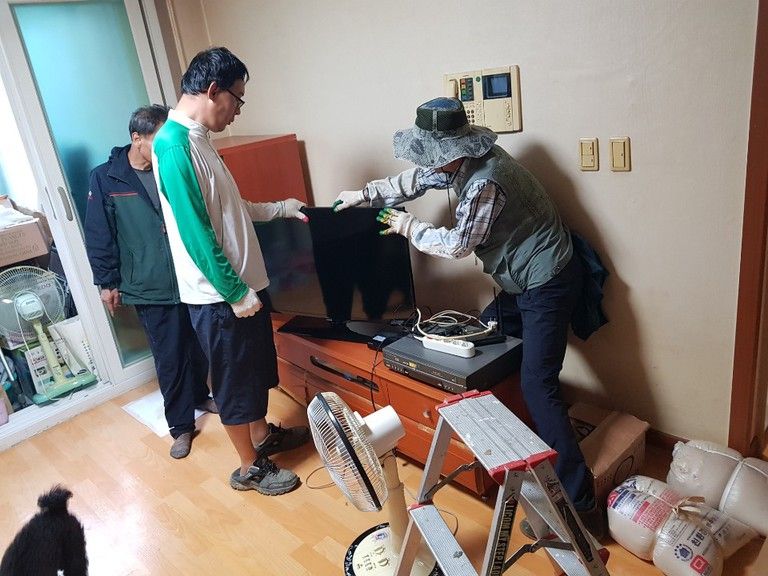 오늘은 검정개 한마리와 가족없이 혼자 사시는 할머니댁 도배와 장판 교체 작업입니다!