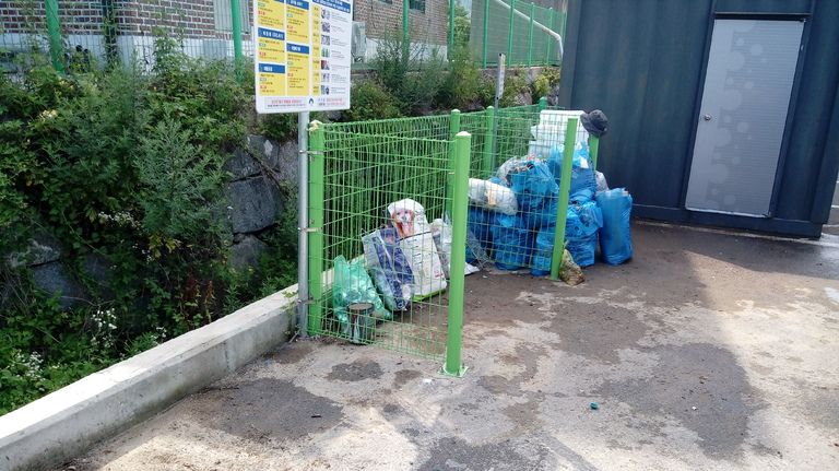 치유센터 팀원들이 마을 쓰레기 분류작업을 지원합니다.  감사합니다!