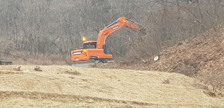 치유센터가 세워지기를 기도하면서 부지를 정리합니다.