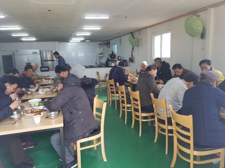 이영흥 집사님께서 형제들에게 족발을 대접합니다.부담이 되셨을듯 싶네요!감사 합니다!