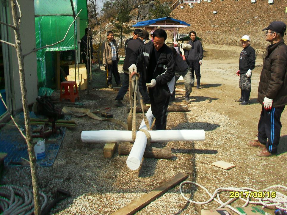 주님이라는 푯대와 십자가를 우리 마음 한가운데 세웠습니다.