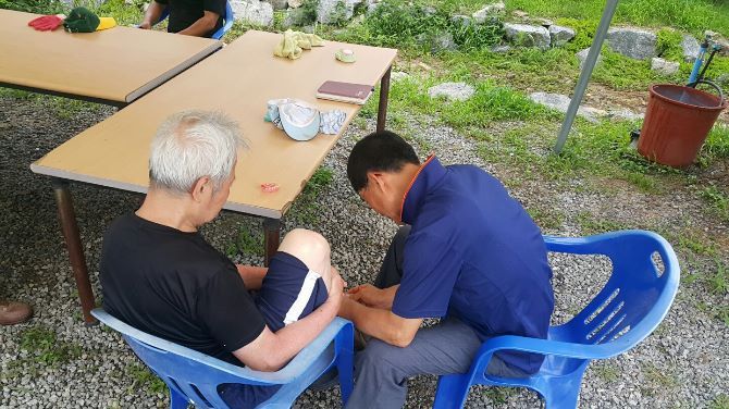 형제들 손발톱 네일아트 담당 담임목사님